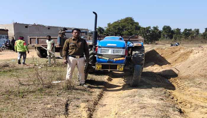 Action Illegal Mining : Officials immediately came into action, seized 8 tractors doing illegal sand mining