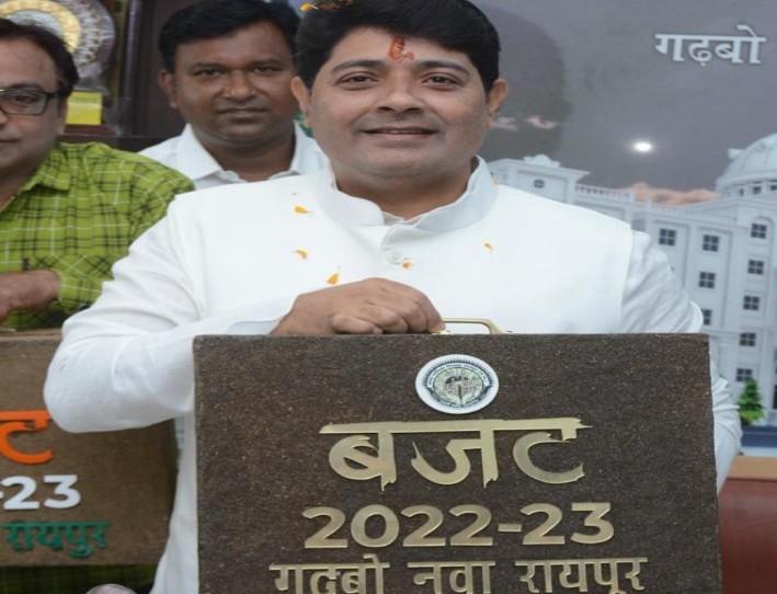 Raipur Nagar Nigam Budget: Mayor Dhebar arrived with a briefcase of prosperity and prosperity