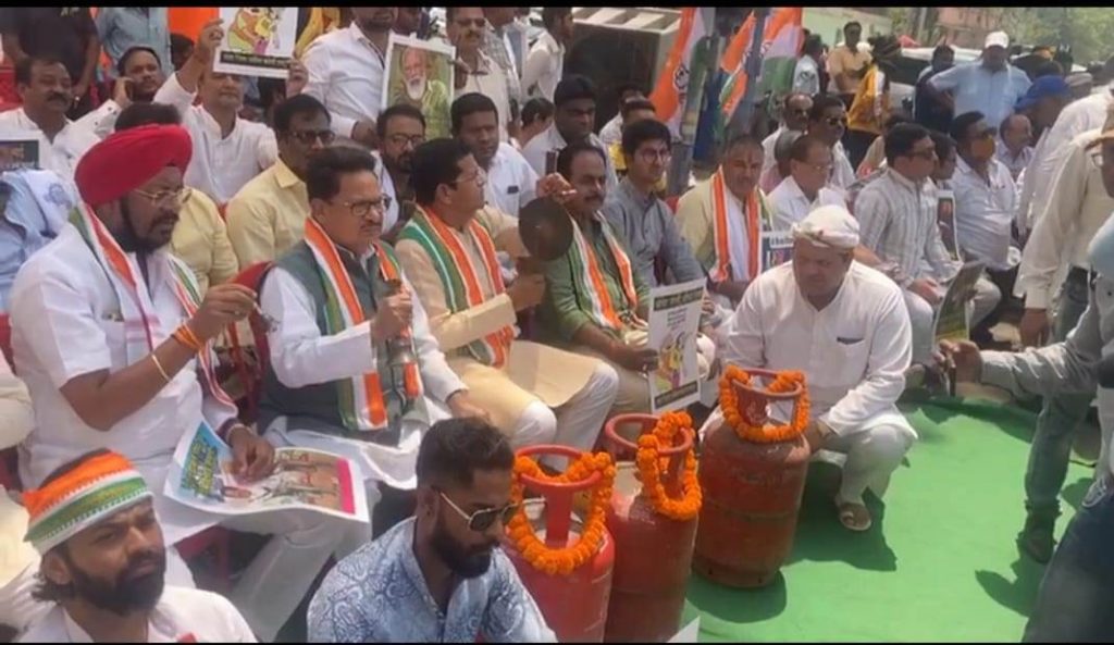 Inflation free India: Congress demonstrated by wearing a garland to the gas cylinder