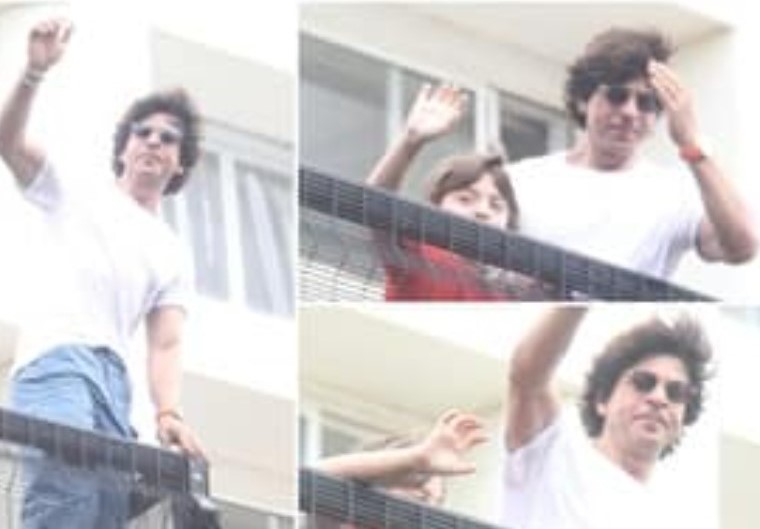 Eid al Adha From the balcony of Mannat, Shahrukh showers love on the fans with his son AbRam...view pic