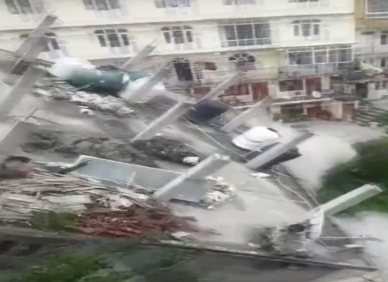 Heavy Rain : 3 storey building collapsed like a pack of cards in the video
