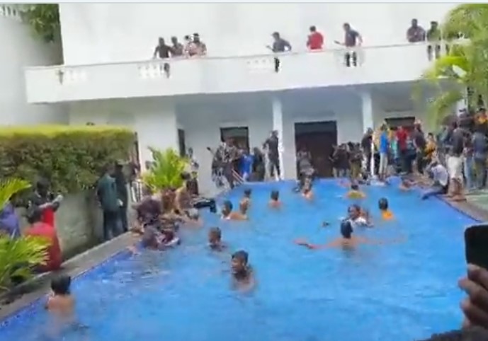 Sri Lanka Crisis: Fun in the pool of Rashtrapati Bhavan, jumping on the bed...watch video