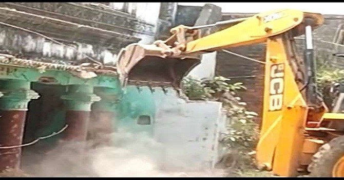 Yogi Formula : Here Yogi Formula is run...17 70 houses demolished with the help of JCB