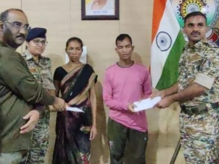 Naxal Couple Surrender: The couple involved in the murder of 76 soldiers surrendered