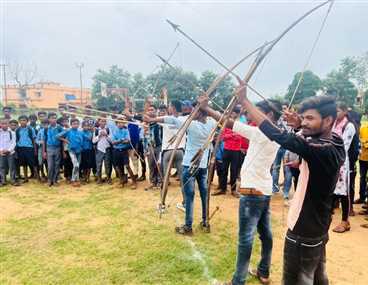 Tribal Community In the traditional game Madai, youth targeted with arrows and arrows