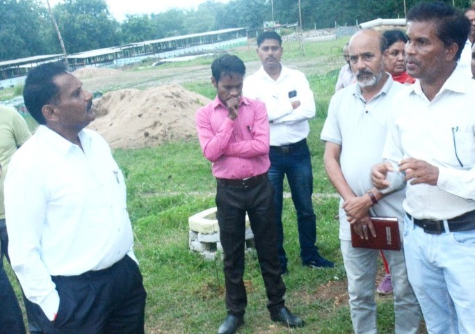 Inspection: Secretary in charge roaming in the mud to see the truth of mushroom production