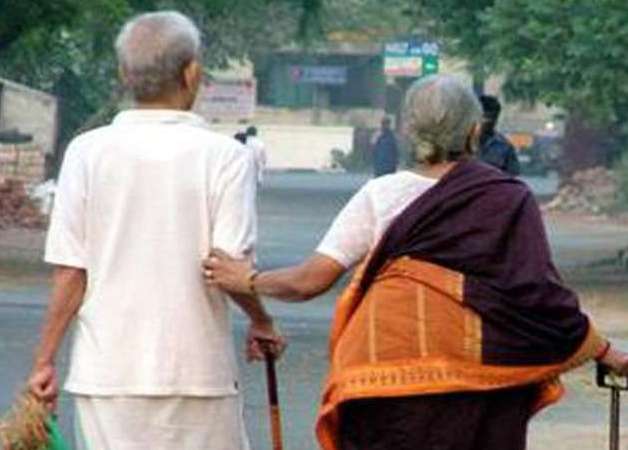 Be Alert : Beware! It should not happen with you anywhere... 90 year old woman on the pretext of getting pension...