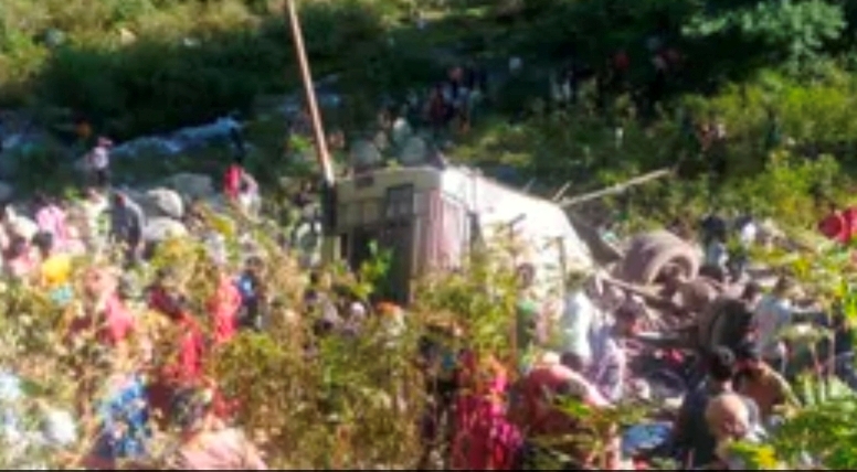 Big Road Accident: Mini bus fell into ditch, 12 killed including 2 children, video of accident surfaced
