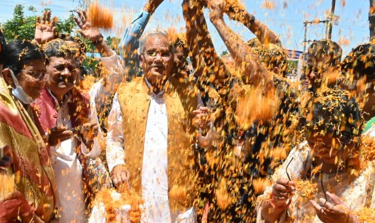 CM in Manendragarh: People showered roses at Bhupesh Baghel's roadshow...view