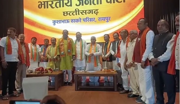 Congress ko Jhatka: Congress-Jakanch rebels including two former MLAs join BJP