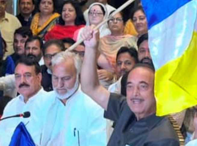 Democratic Azad Party : Ghulam Nabi Azad announces new party...unveils flag
