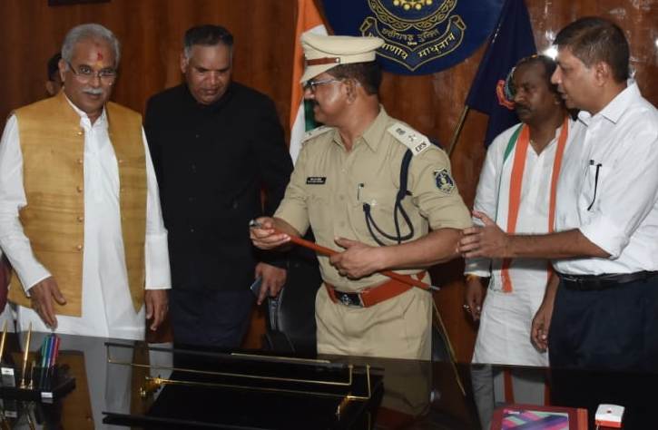 First Police in Manendragarh: First Superintendent of Police took charge in front of CM