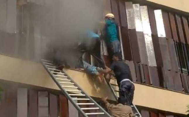 Hotel Mein Lagi Aag : 2 dead, many people still trapped in smoke, rescue team engaged in rescue