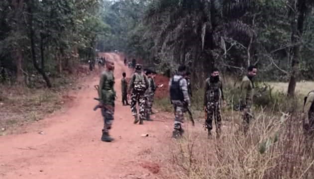 Naxali plans failed : 20 KG bomb found near camp in Dantewada