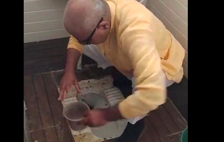See MP ka Video: MP seen cleaning the toilets of the girl's school, wrote while sharing...