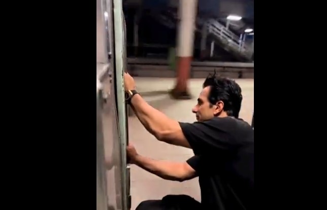 Star Sonu Sood: Sonu Sood was having fun sitting at the door of a moving train...Railways started the class by releasing the video...see