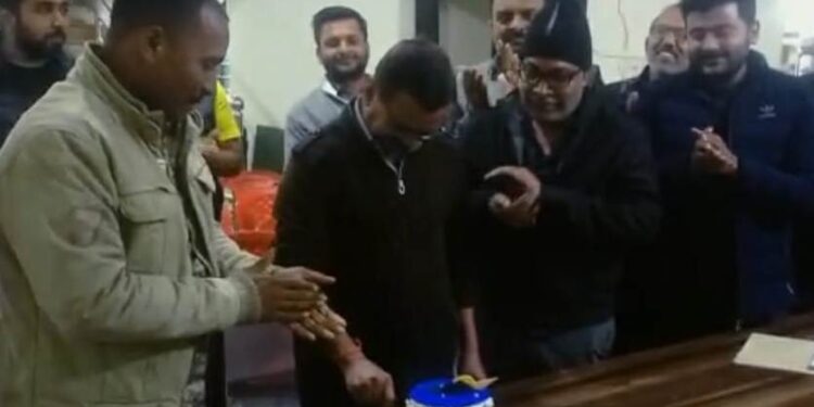 Viral Video of Surguja: Trainee DSP celebrated BJP leader's birthday in the police station itself… Minister Singhdev expressed strong objection