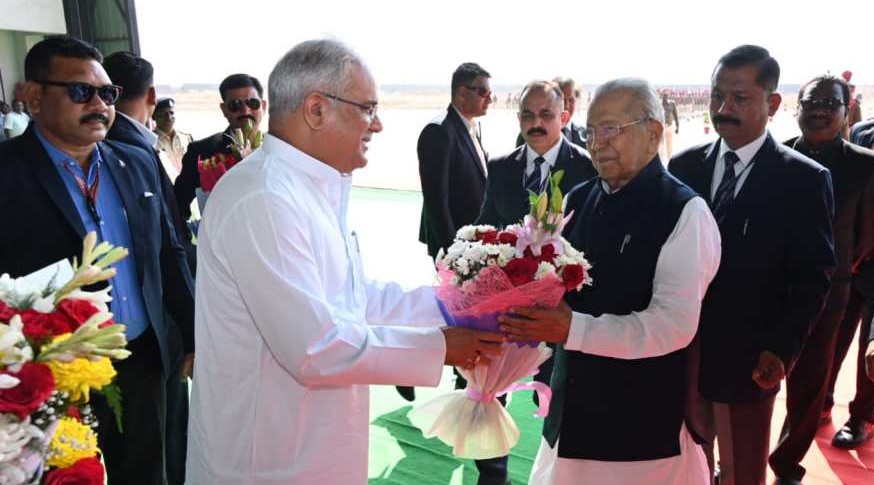 PHOTO New Governor: The new Governor reached Raipur, the Chief Minister welcomed him at the State Hangar…