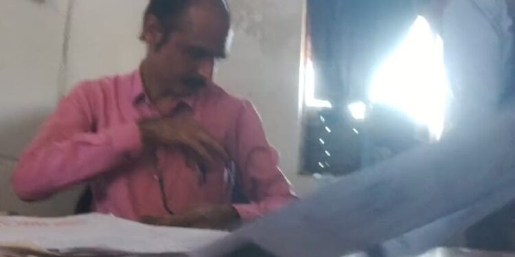 Tehsil Office Babu: Taking bribe, the farmer made a video to teach Babu a lesson... then