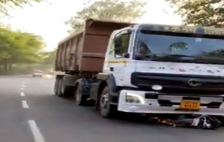 Painful Death Video: Truck dragged Nana-Nati for 1 KM…Painful death…Video shared on social media