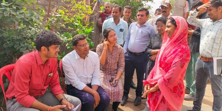 Socio-Conomic Survey: CM Bhupesh's initiative started today… Enumerator team reached door-to-door with mobiles for survey… Now it's your turn