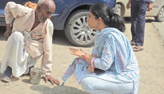 IAS Officer Behavior: This picture of elderly and female IAS is in discussion… know why…?