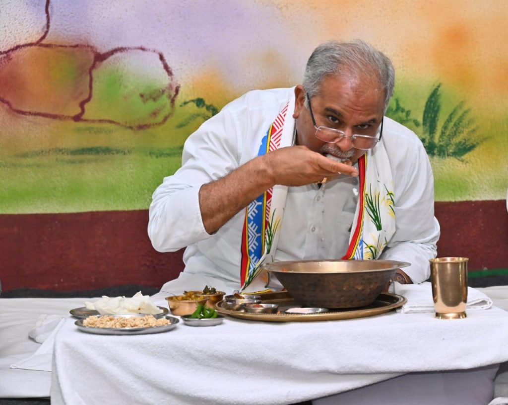 Bore Baasi: CM Bhupesh celebrated Bore Baasi Tihar with the workers... with the taste of Athan-chutney-bhaji-badi-bijouri
