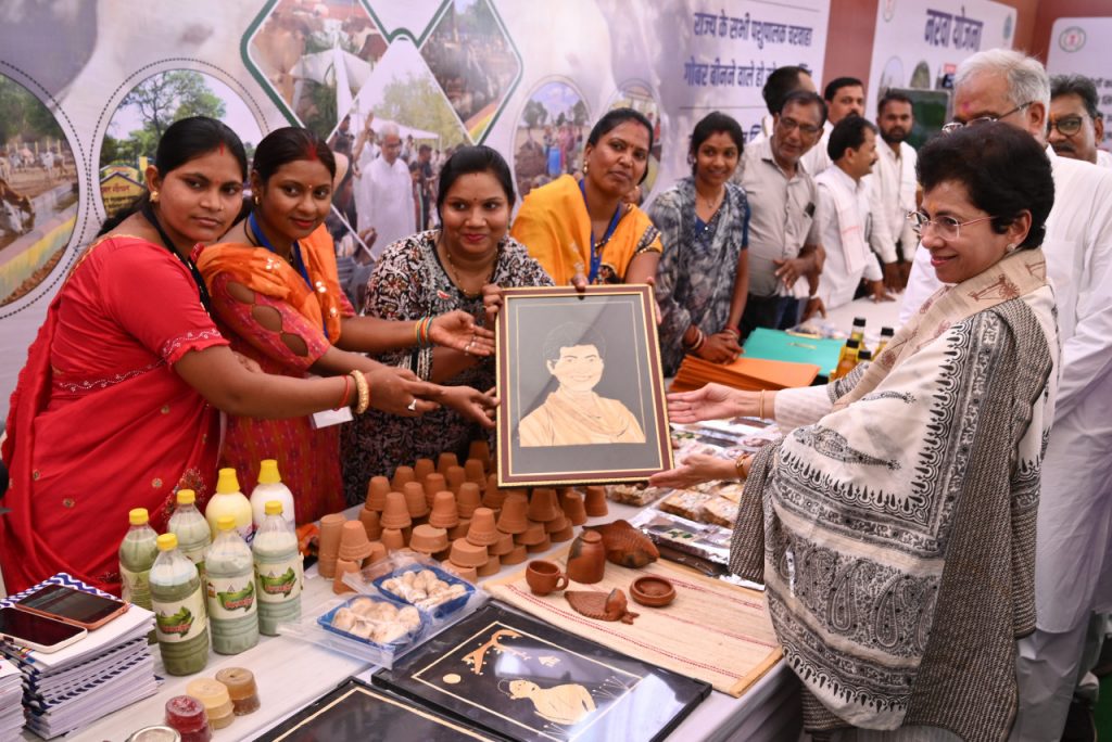 Bharose ka Sammelan: Gauthan's women's group presented cow dung painting to CM Baghel and para art to former Union Minister Shailja Kumari