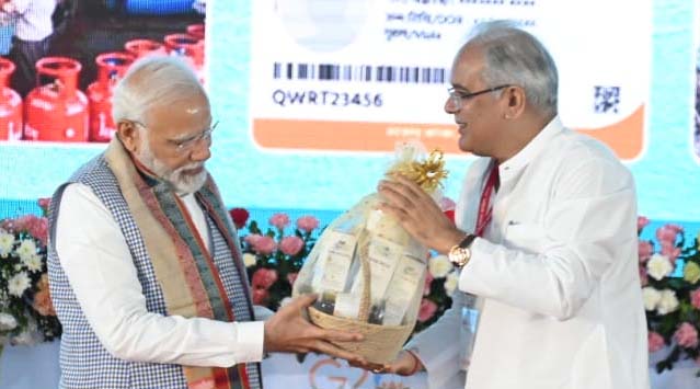 CM Bhupesh Baghel presented a basket of angavastra and millets prepared by the artisans of Chhattisgarh as a memento