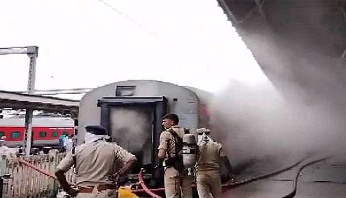 BIG BREAKING: Massive fire breaks out in three AC coaches of Bengaluru Express