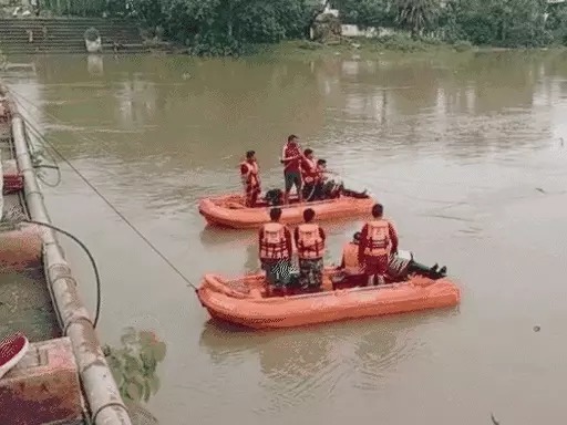 Pickup Fell In Shivnath River :