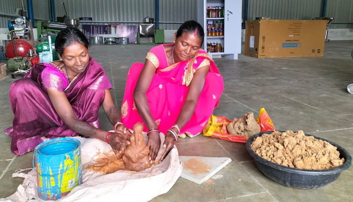 Women making attractive Ganesh idol in Ripa