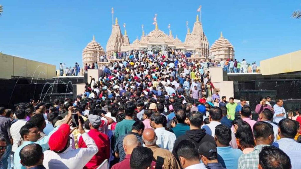 Crowd of people in Hindu temple of Abu Dhabi! 65 thousand devotees took darshan
