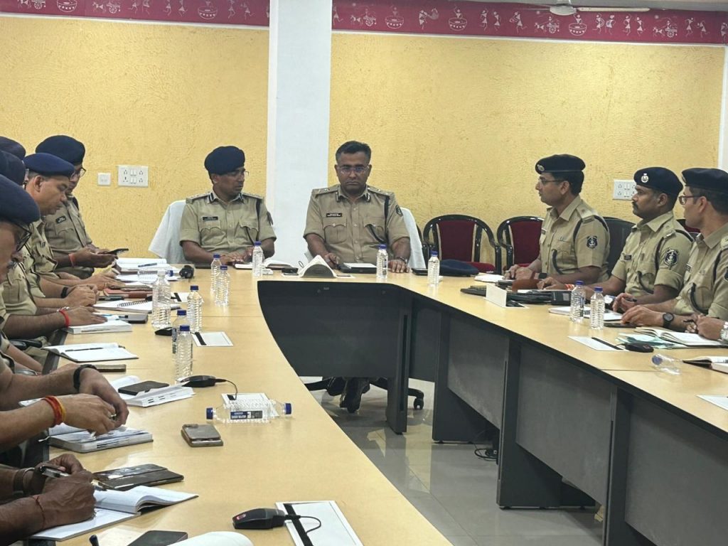 IG Raipur Range Took Staff Meeting :