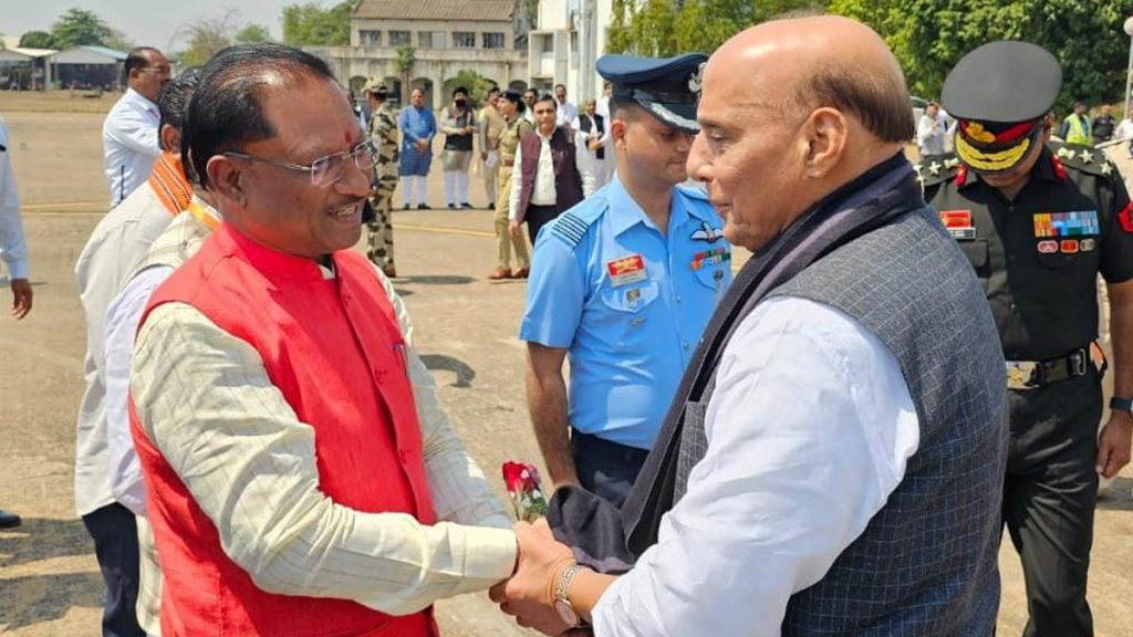 Union Defense Minister Rajnath Singh reached Raipur, welcomed by CM Sai, will attend the Mahakumbh conference of farmers…