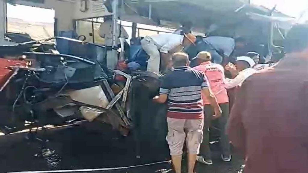 Bus Accident: Horrific accident in Raudghat; 6 passengers died, tire burst and bus collided with truck..