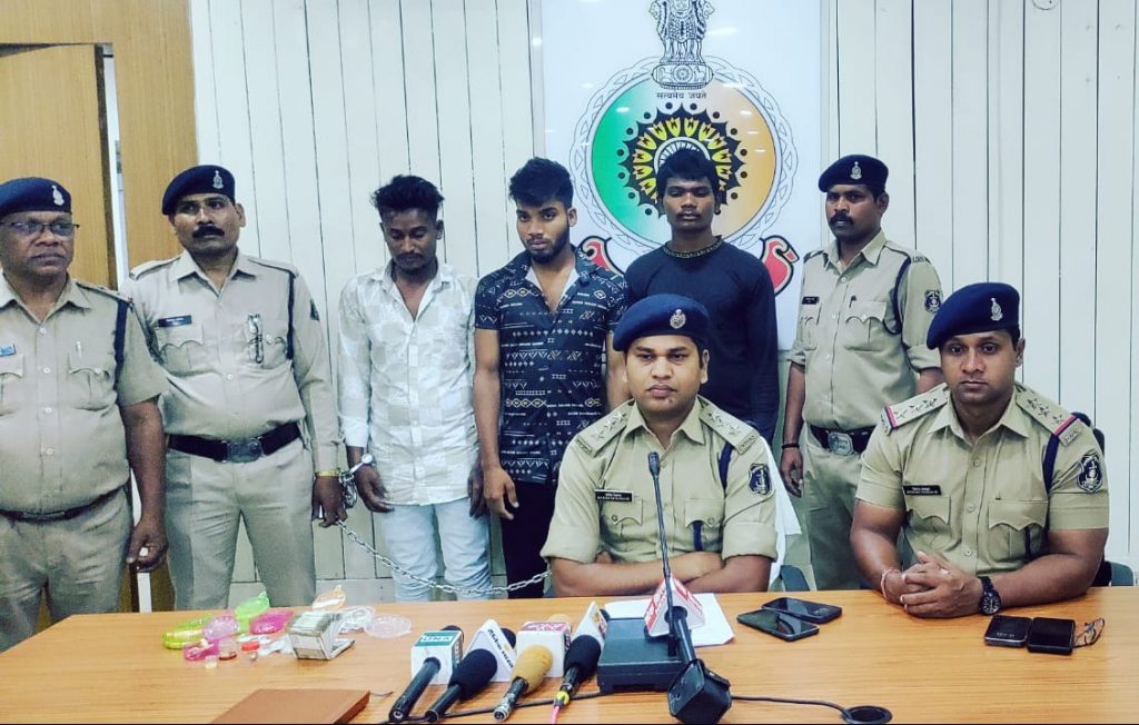 Raipur Police Caught Three Criminals :