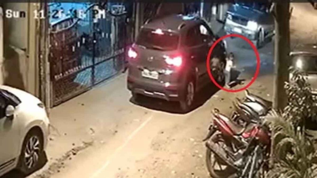 Heartbreaking! The little girl came under her own father's car, which crushed her to death; Shocking VIDEO viral..