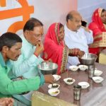 Labor Day & Stale Feast Day : कांग्रेसी खाए बोर-बासी भोज, BJP नेताओं में सिर्फ CM साय खाए