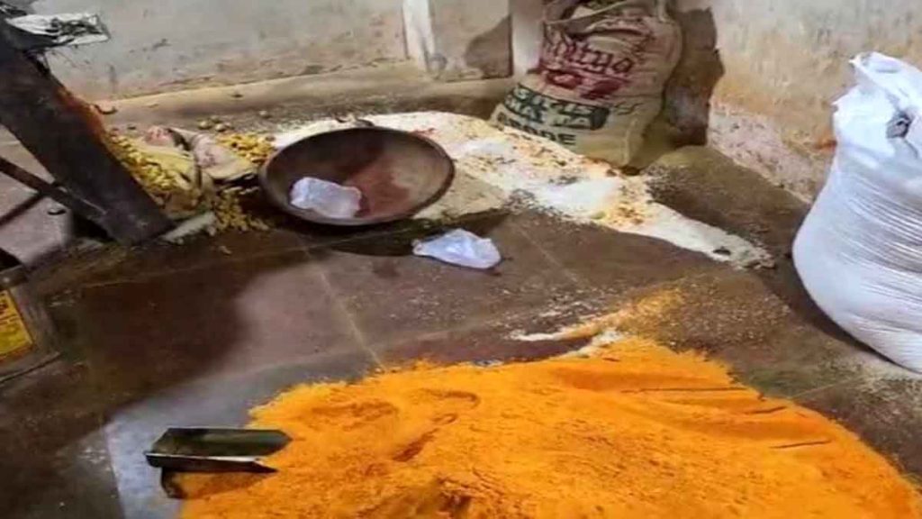 Those who manufacture and sell adulterated spices have been busted. They were supplying spices made from rotten rice, bad coconut, sawdust and chemicals in many states.