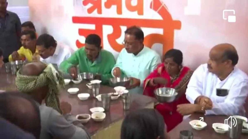 CM ate stale food with workers: Said- I am a resident of the village, I understand your problem