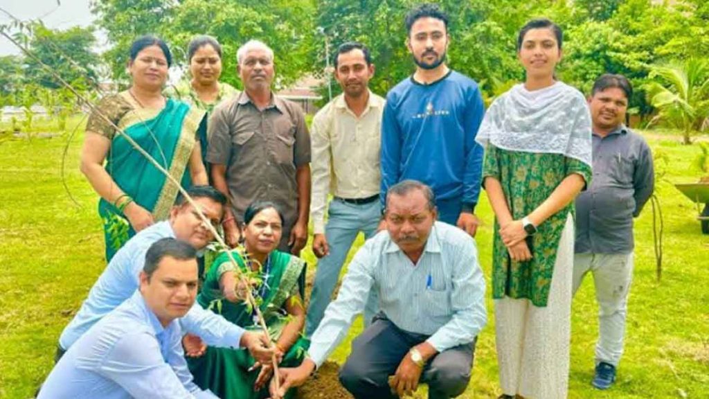 On the occasion of World Environment Day, the Special Secretary and others planted saplings in the Ministry