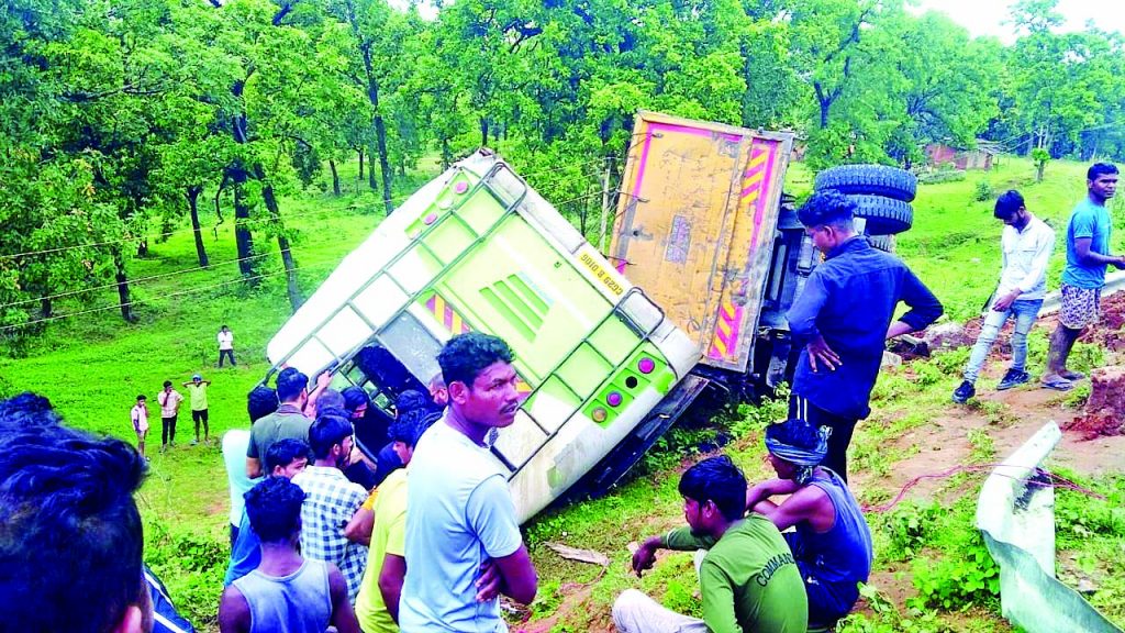 Bilaspur Lakhanpur Surguja Surajpur Korba incident accident highway collision bus overturned