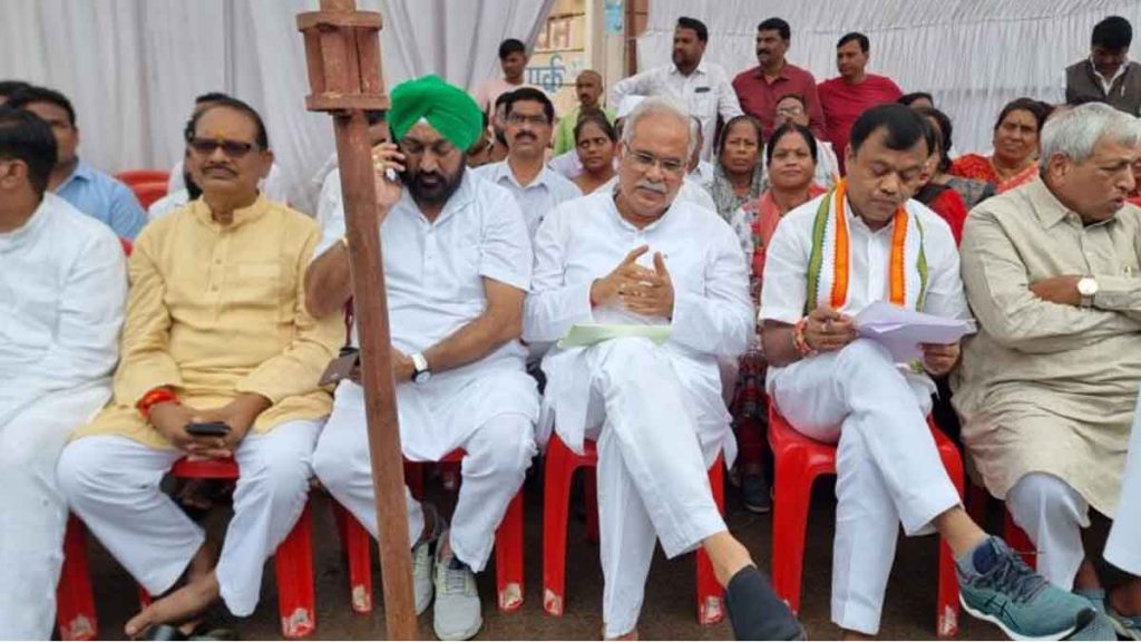 Senior Congress leaders are protesting near the ED office in Raipur.