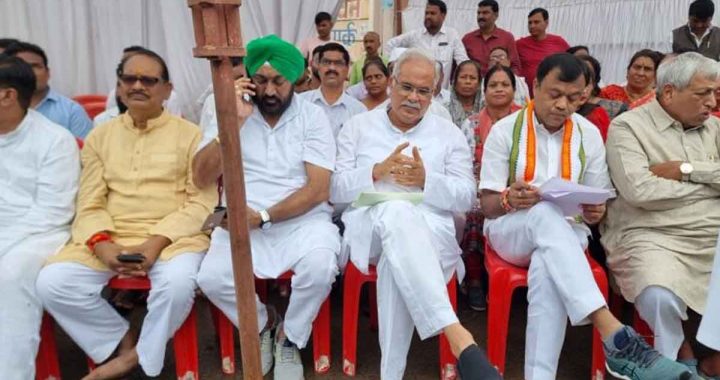 Senior Congress leaders are protesting near the ED office in Raipur.