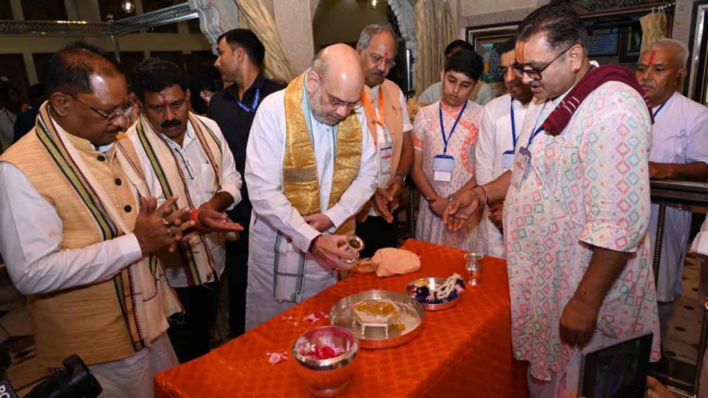 Union Home Minister Amit Shah reached Mahaprabhu Shri Vallabhacharya Temple and offered prayers