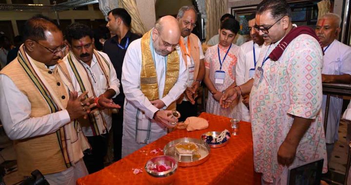 Union Home Minister Amit Shah reached Mahaprabhu Shri Vallabhacharya Temple and offered prayers