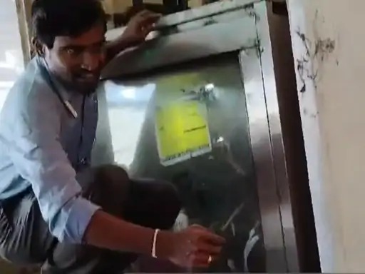 Passengers Trapped In The Lift Of Raipur Railway Station :