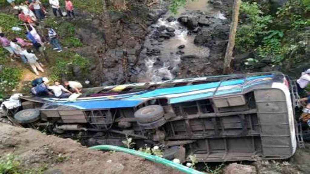 Terrible accident! 12 people including 6 teachers died on the spot in a horrific accident.