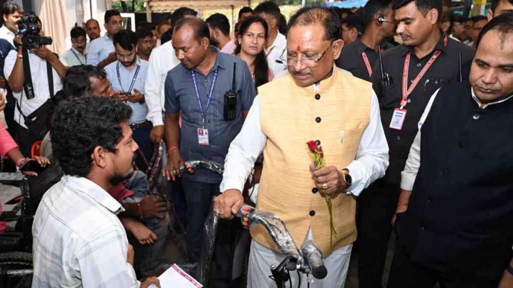 Before going to the Jandarshan stage, Chief Minister Sai met the disabled people